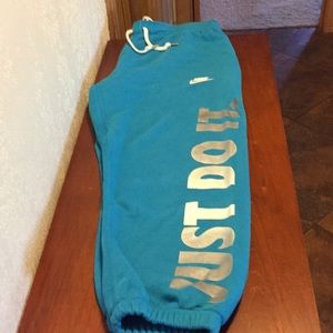Nike Cropped Sweatpants